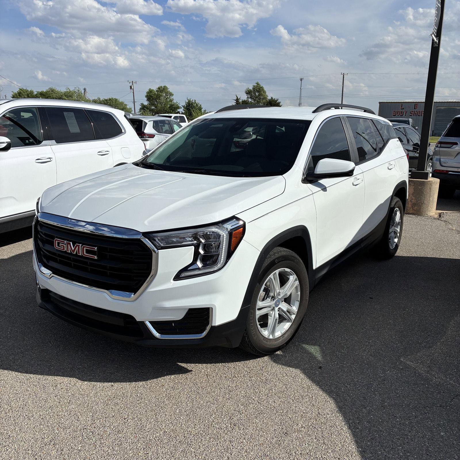 Used 2024 GMC Terrain SLE w/ Driver Convenience Package image 1