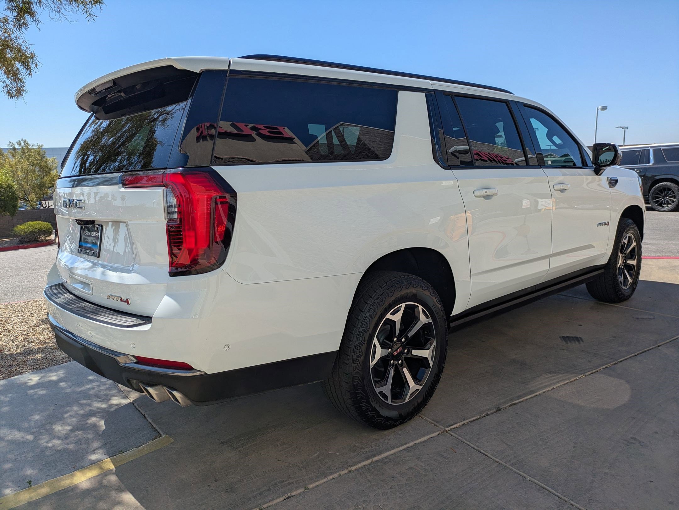 Certified 2025 GMC Yukon XL AT4 w/ AT4 Premium Plus Package AWD/4WD image 6