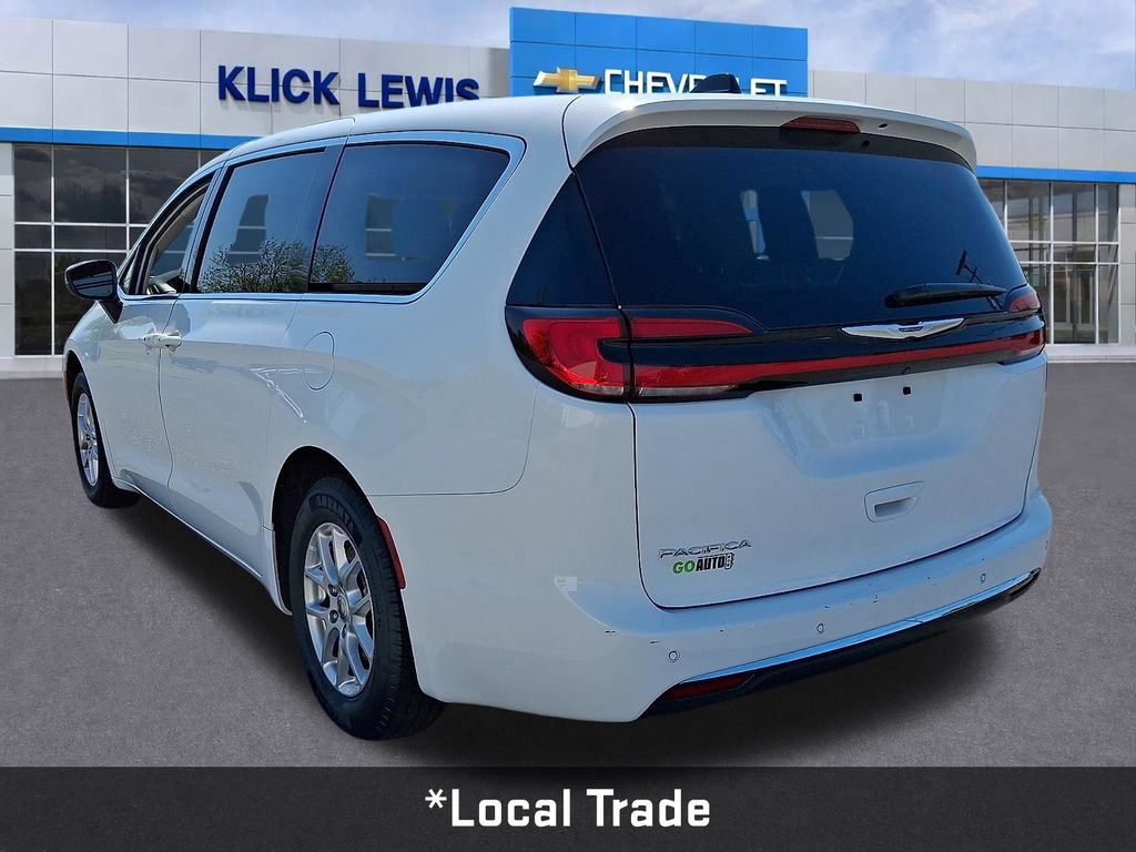 Used 2023 Chrysler Pacifica Touring-L FWD image 5