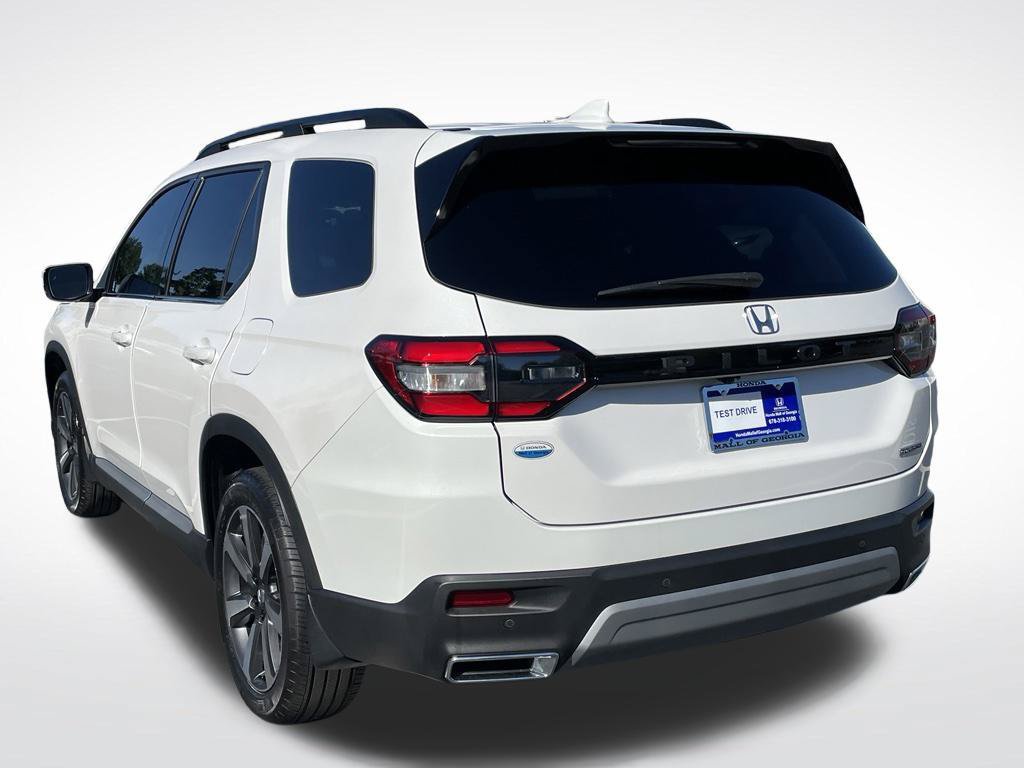 Certified 2025 Honda Pilot Touring image 4