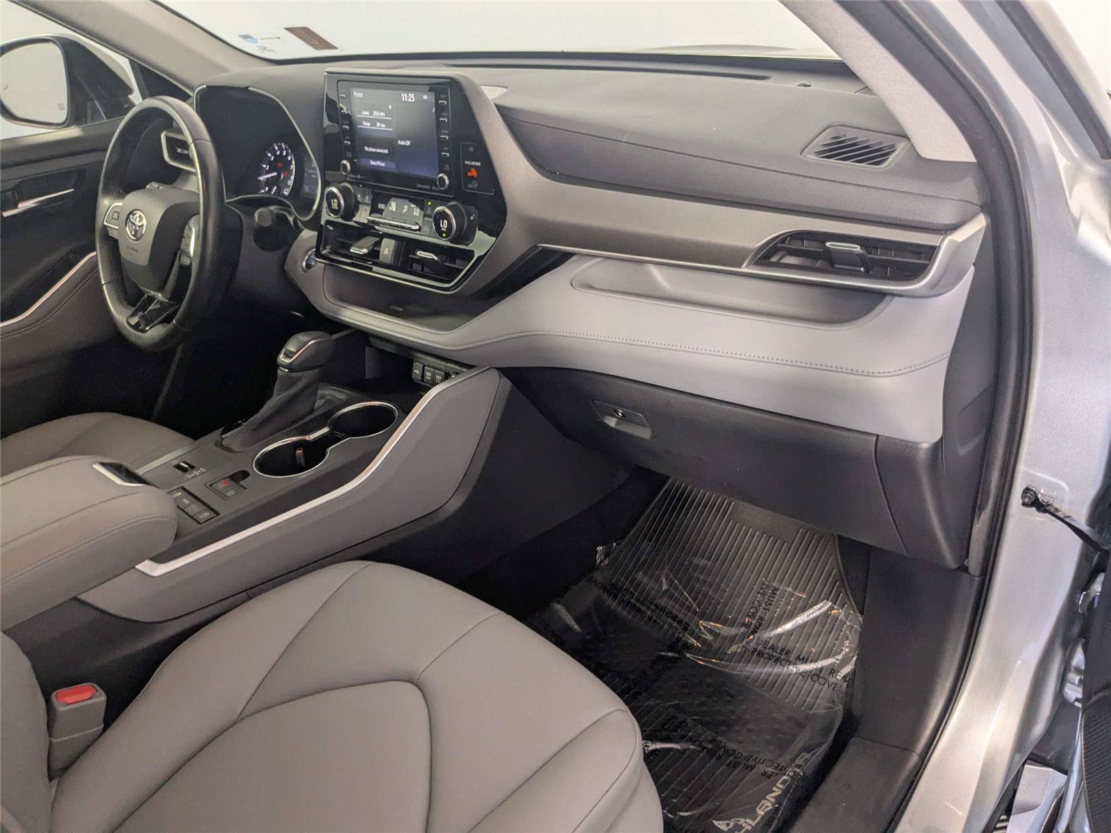 Certified 2020 Toyota Highlander XLE FWD image 33