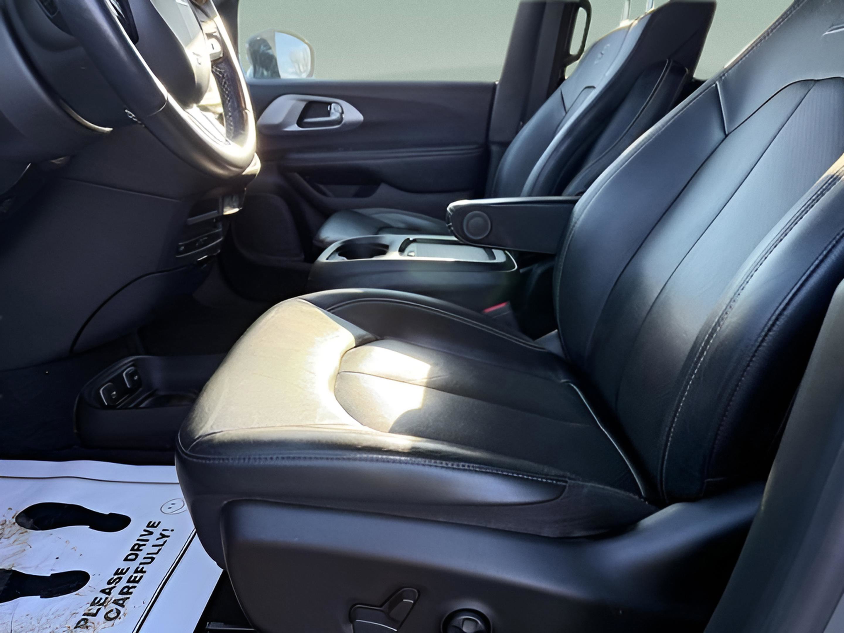 Certified 2021 Chrysler Pacifica Touring-L w/ Uconnect Theater Family Group image 18