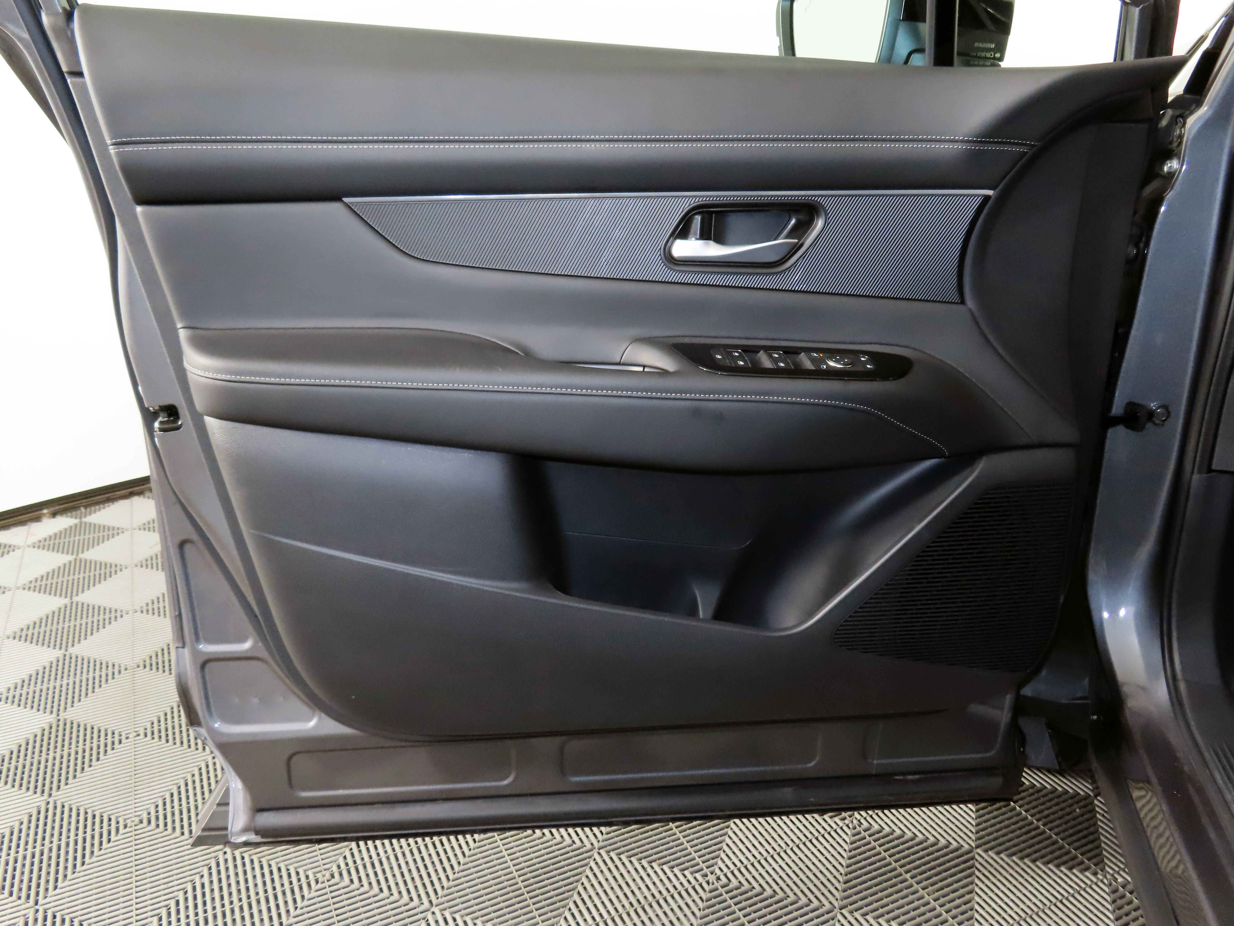 Certified 2025 Nissan Murano SV image 46