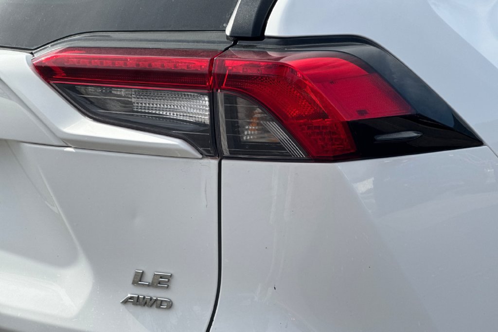 Used 2021 Toyota RAV4 LE AWD/4WD image 28