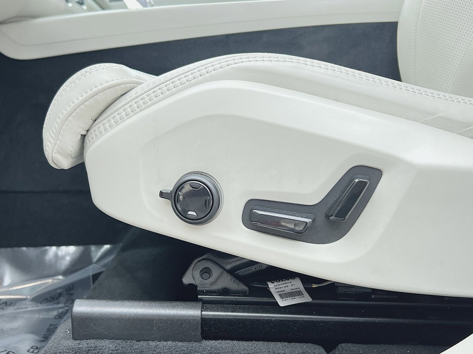 Certified 2023 Volvo XC60 B5 Ultimate w/ Climate Package image 14