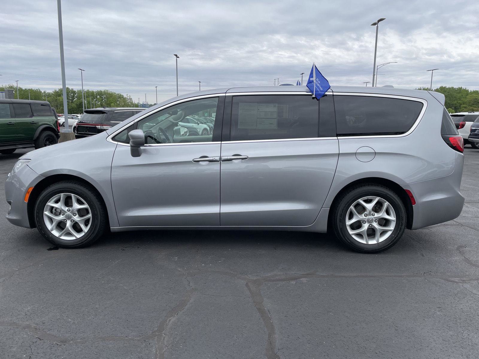 Used 2018 Chrysler Pacifica Touring Plus w/ Tire & Wheel Group FWD image 2
