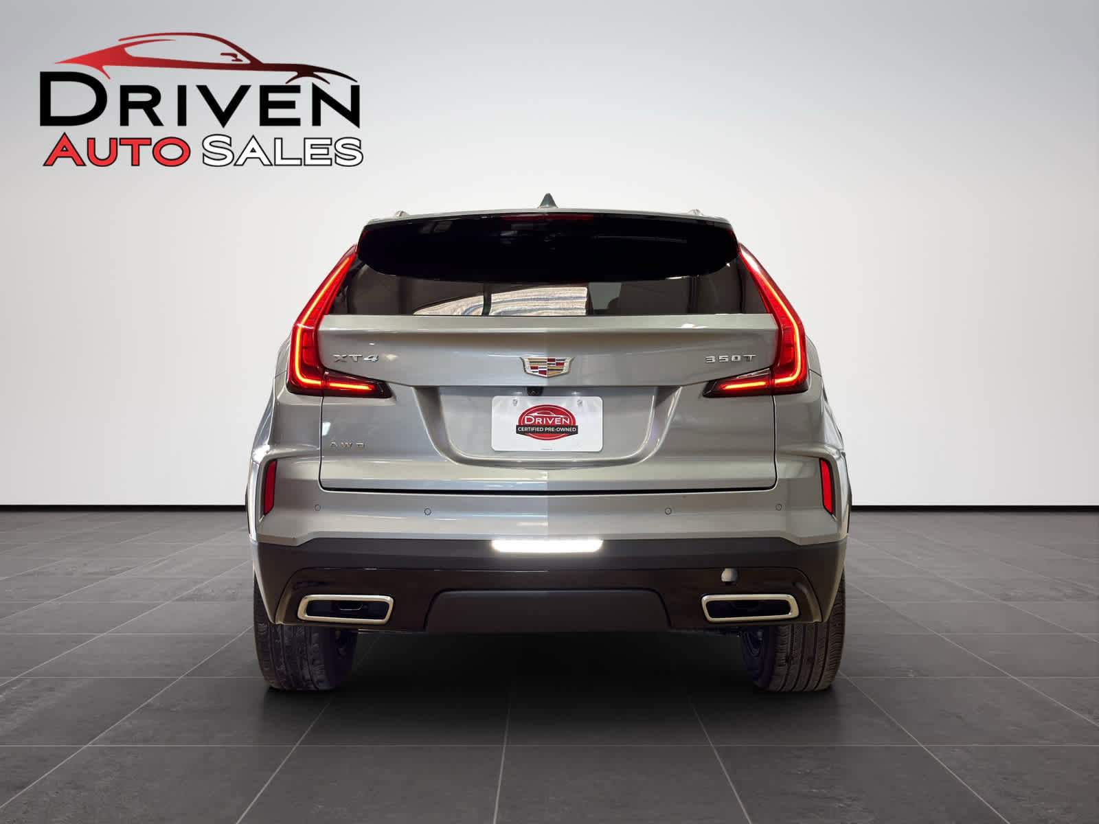 Used 2024 Cadillac XT4 Premium Luxury image 2