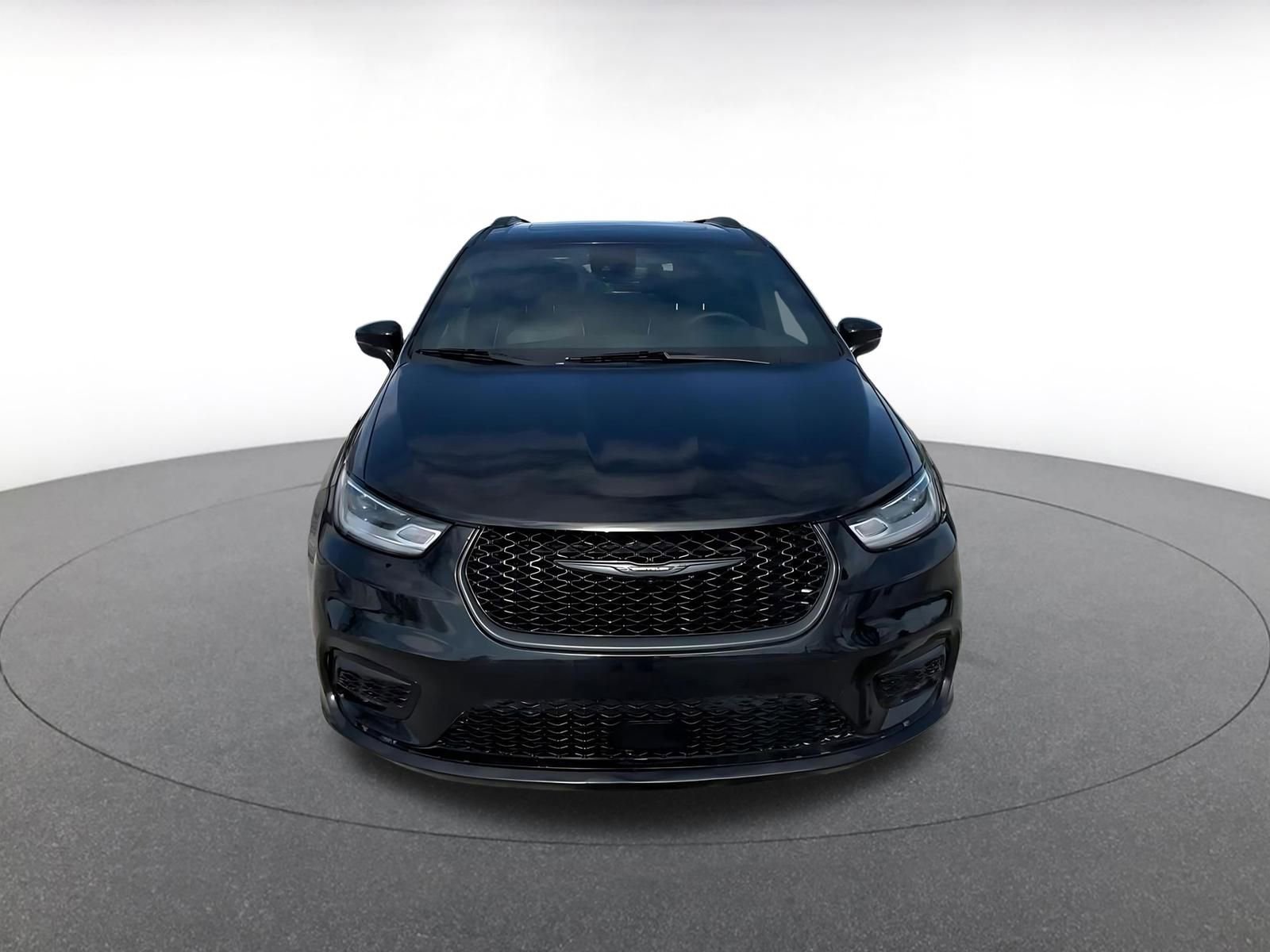 Used 2025 Chrysler Pacifica Limited image 4