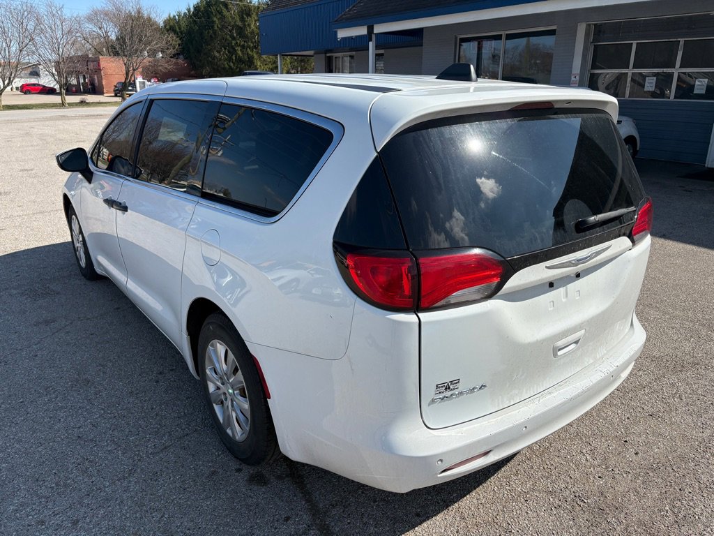 Used 2018 Chrysler Pacifica L image 6