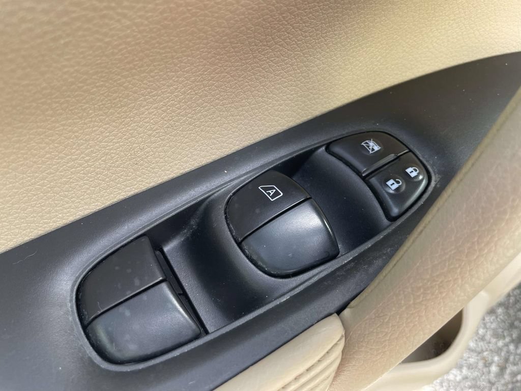 Used 2016 Nissan Rogue SV w/ SV Premium Package FWD image 18