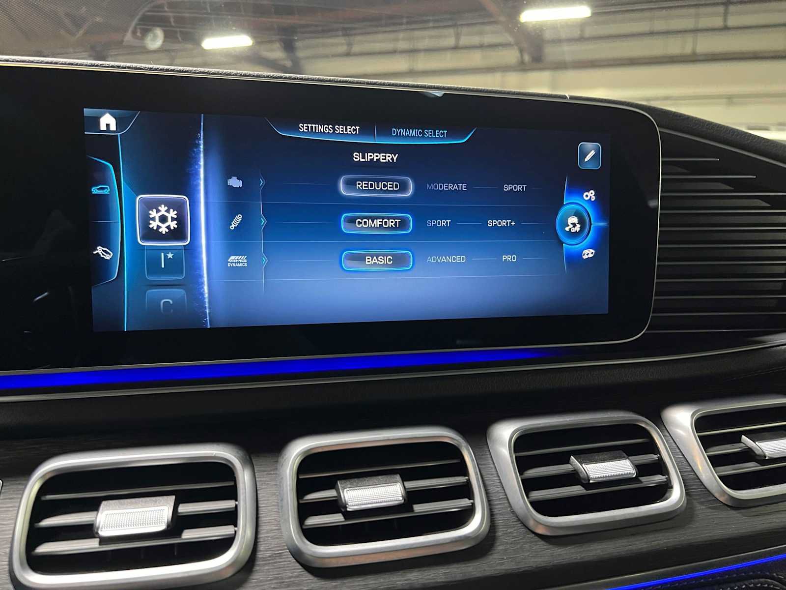 Certified 2024 Mercedes-Benz GLE 53 AMG 4MATIC image 46