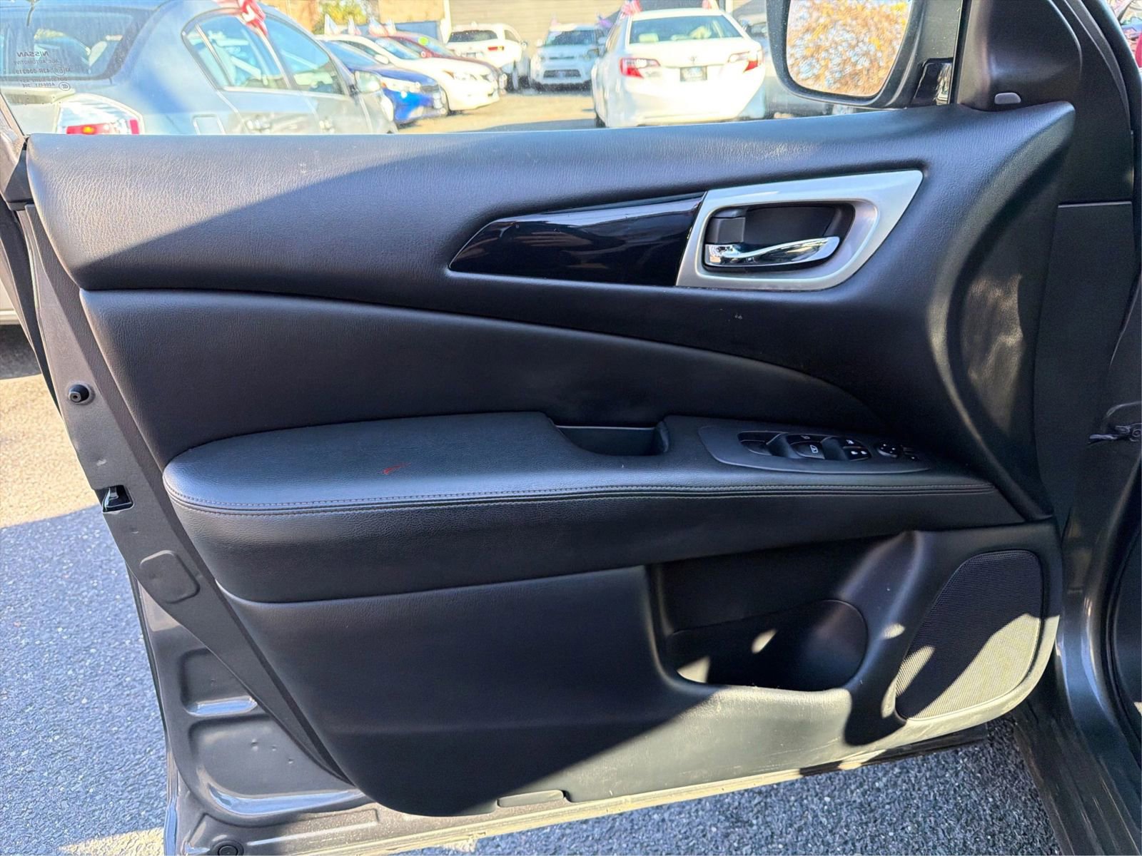 Used 2019 Nissan Pathfinder SV image 23