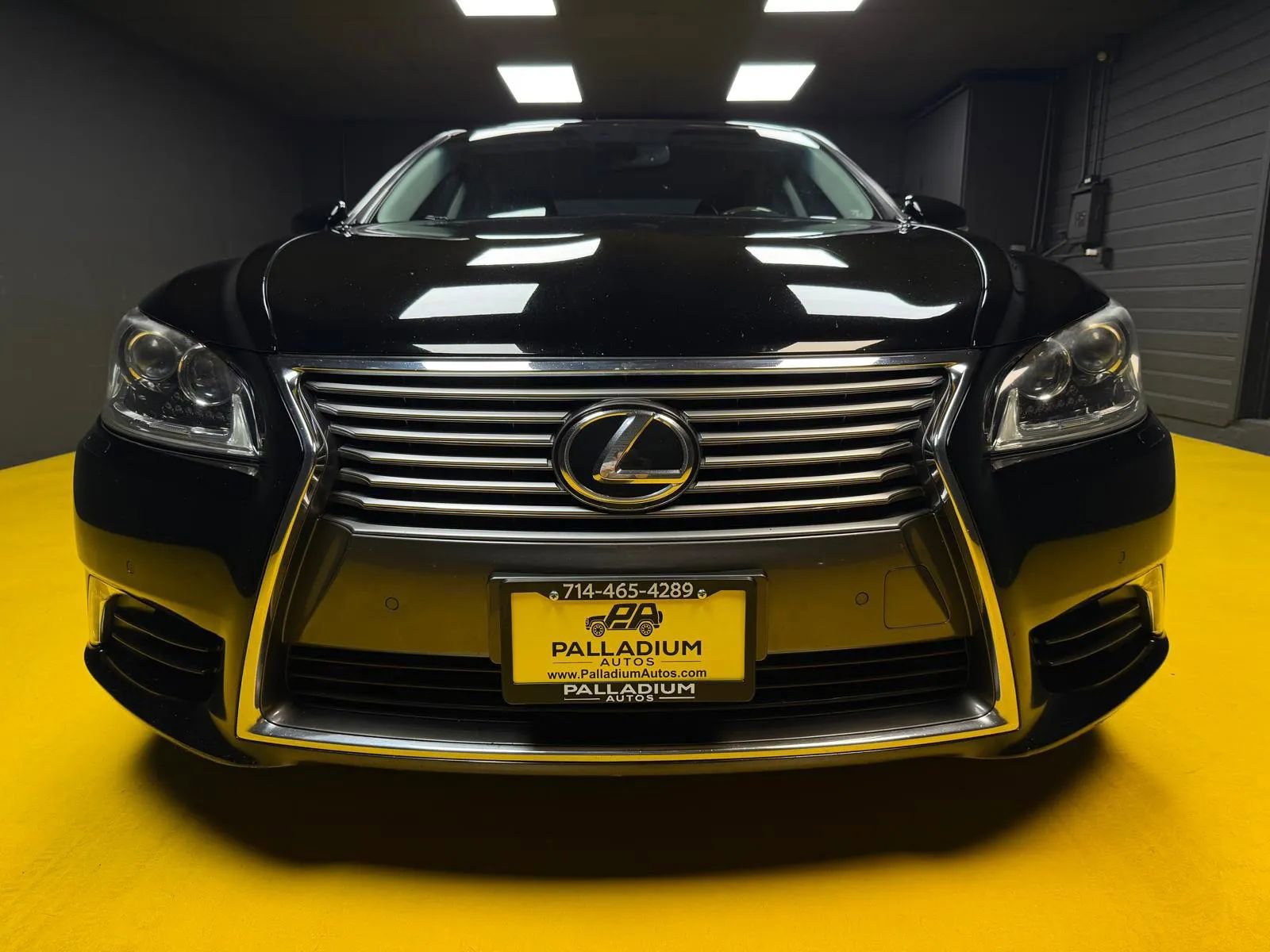 Used 2013 Lexus LS 460 w/ Comfort Pkg image 2