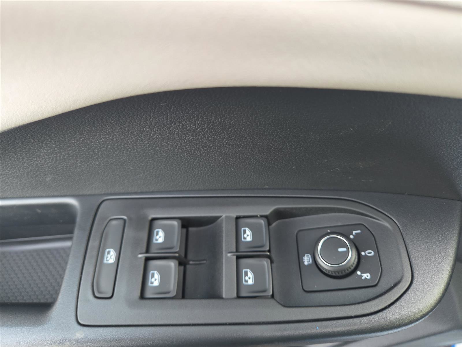 New 2026 Volkswagen Taos SE image 11