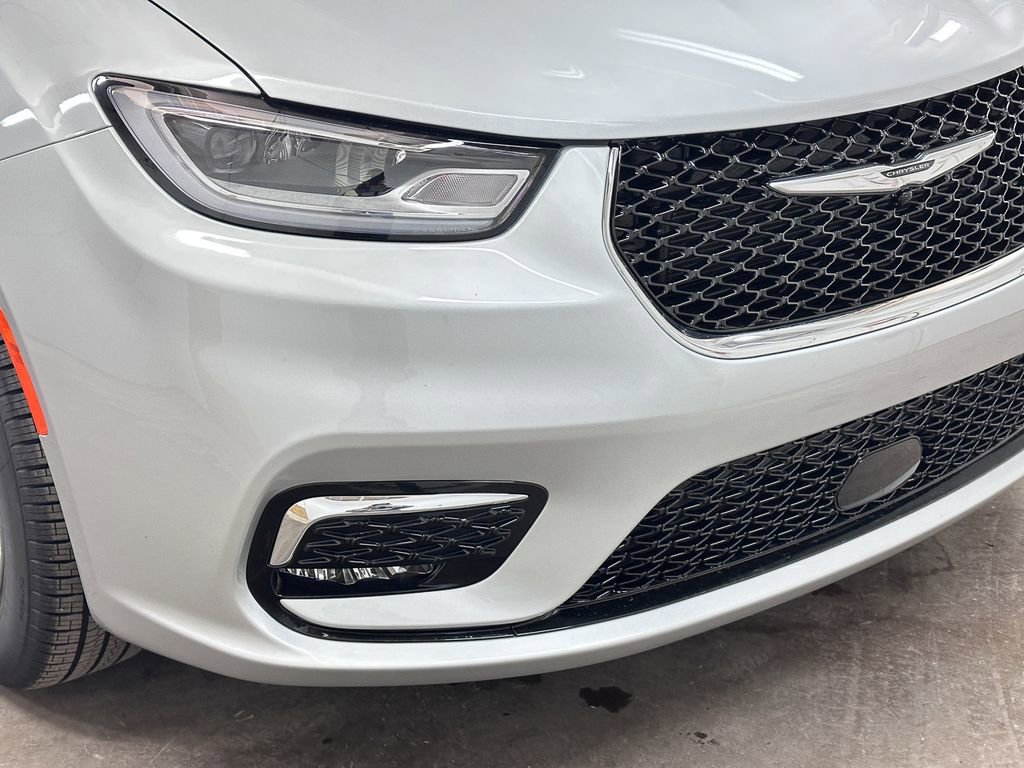 New 2026 Chrysler Pacifica Select AWD/4WD image 12
