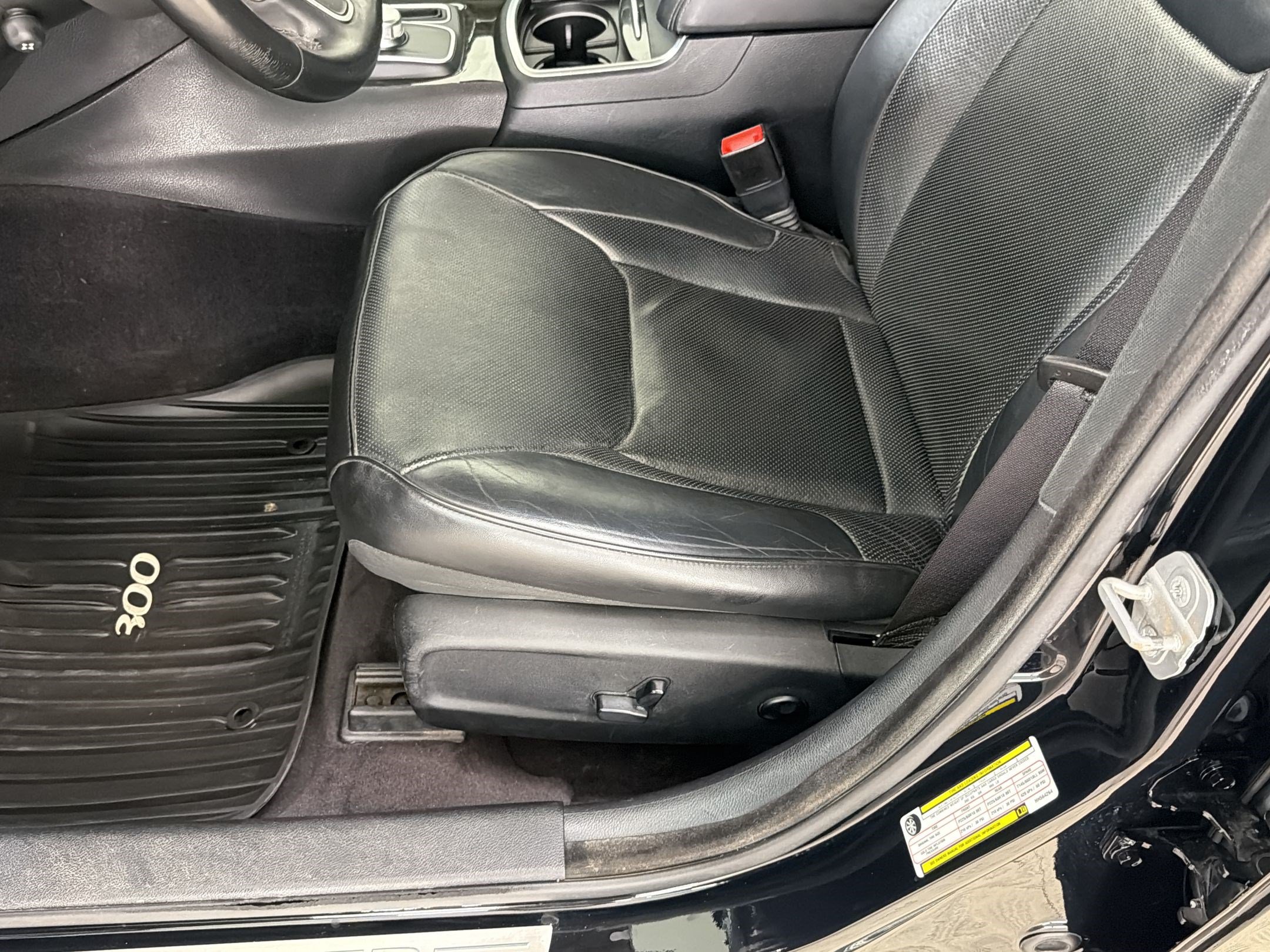 Used 2017 Chrysler 300 C RWD image 13