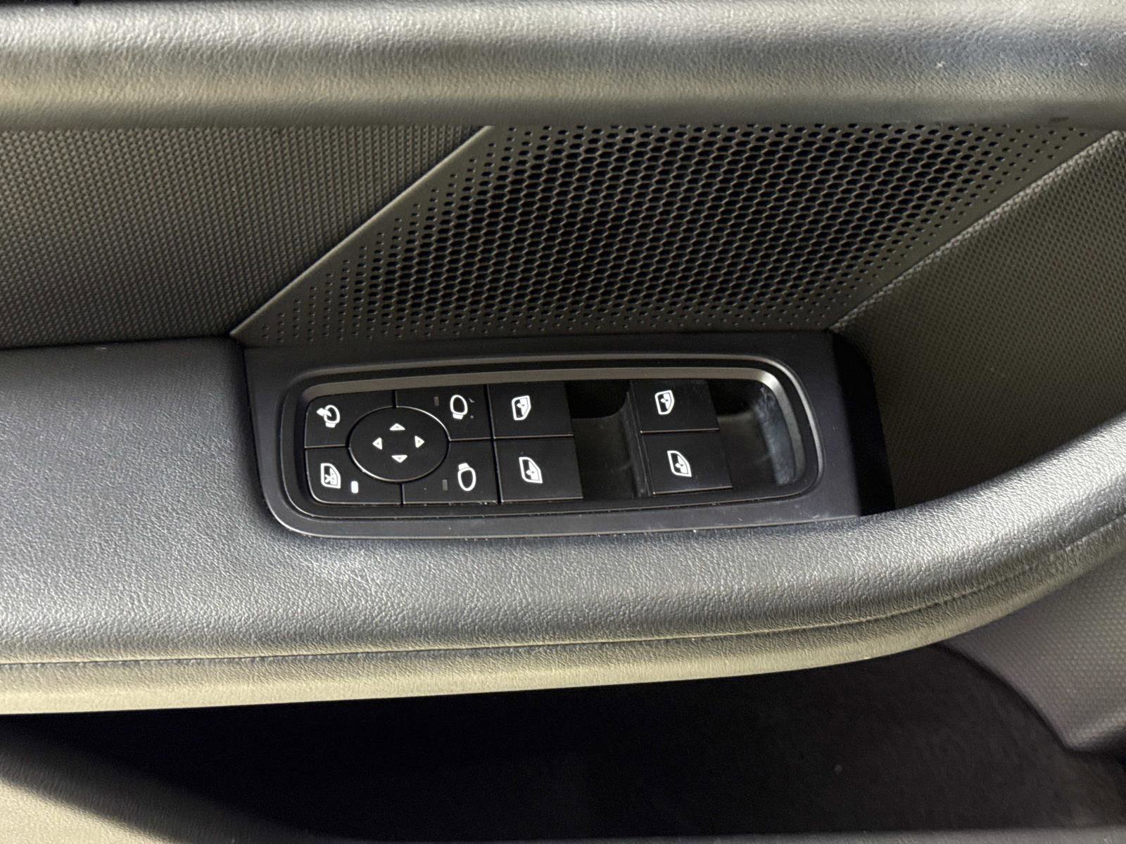 Used 2022 Porsche Taycan 4S AWD/4WD image 17