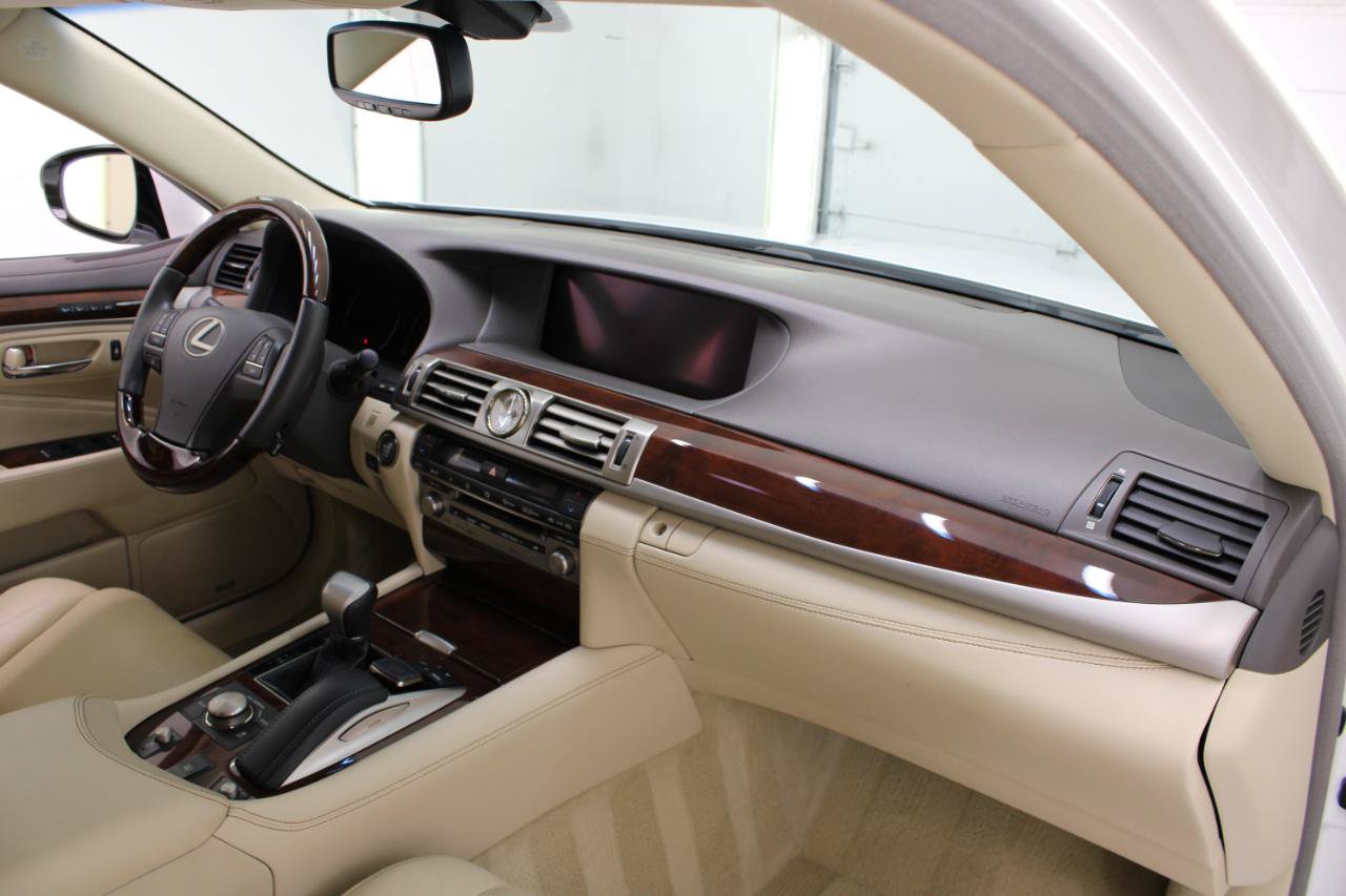 Used 2016 Lexus LS 460 w/ Comfort Package RWD image 47