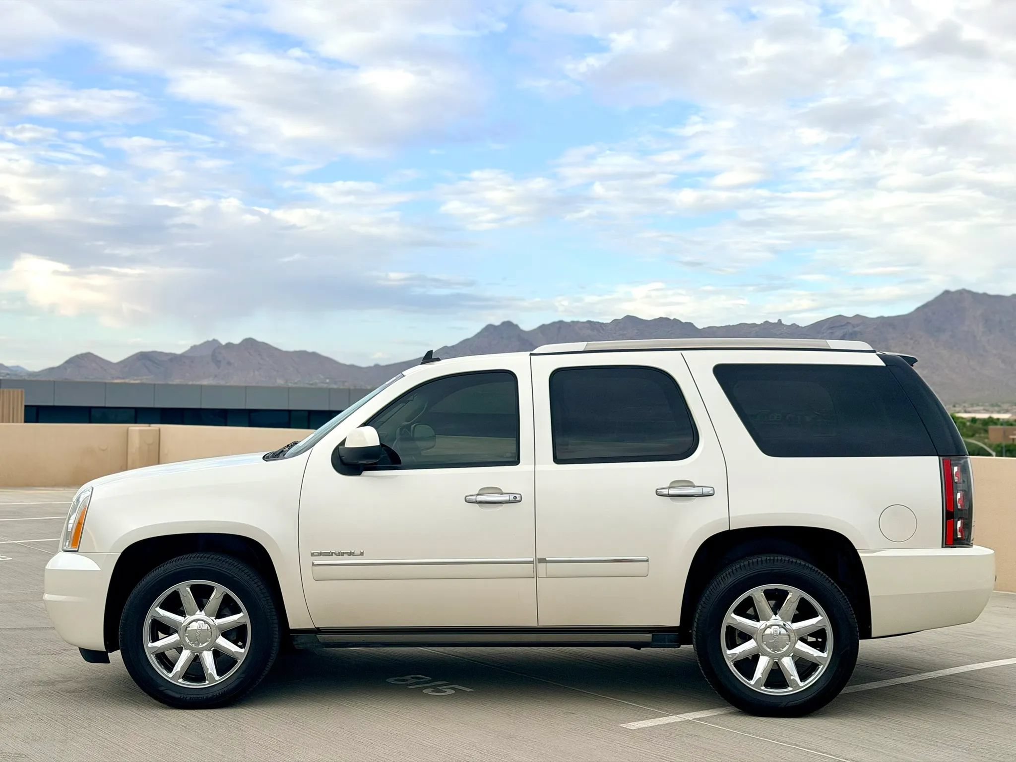 Used 2011 GMC Yukon Denali RWD image 7