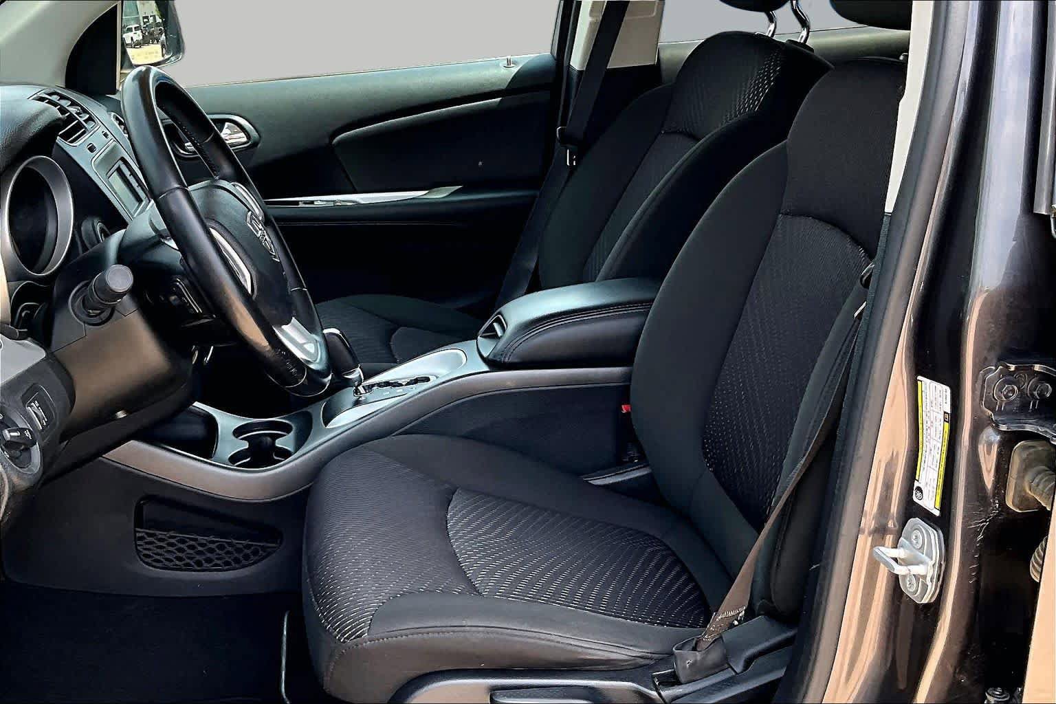 Used 2019 Dodge Journey SE w/ Connectivity Group FWD image 8