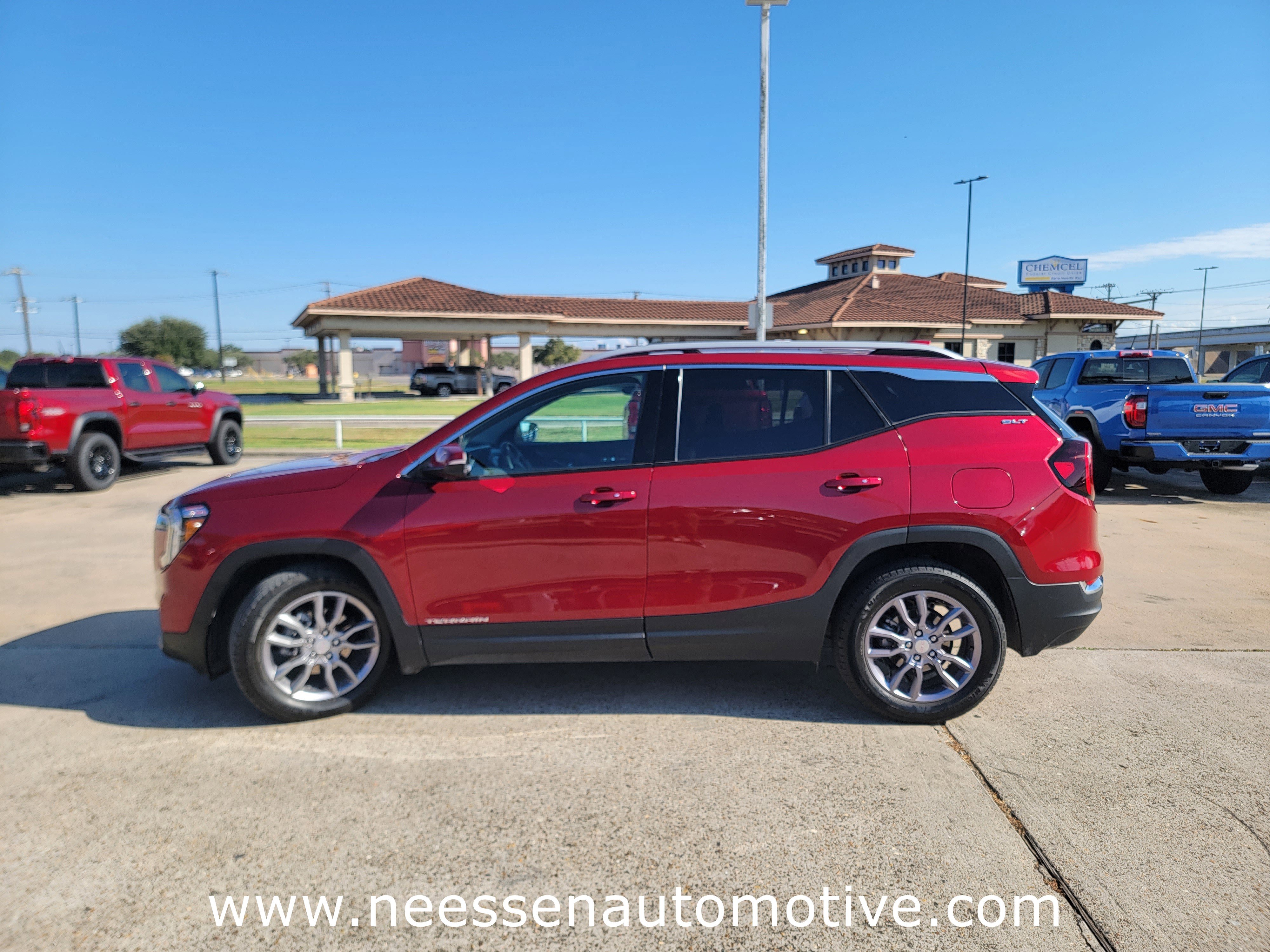 Used 2024 GMC Terrain SLT w/ Infotainment Package II image 4