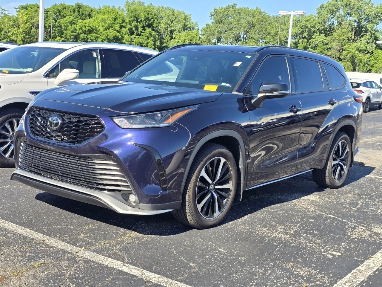 Used 2021 Toyota Highlander XSE AWD/4WD image 3