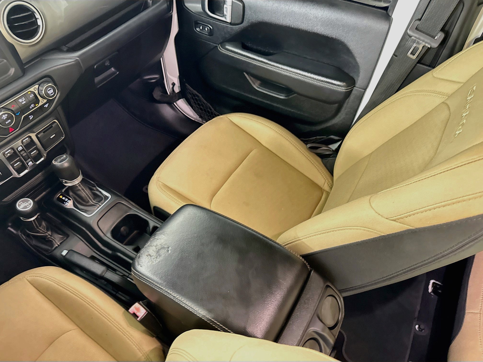 Used 2019 Jeep Wrangler Unlimited Sahara AWD/4WD image 26