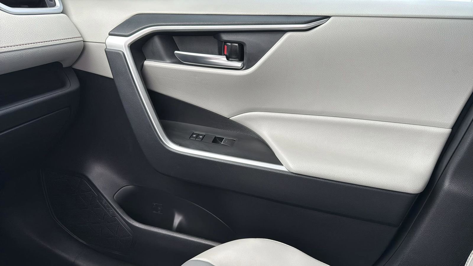 Used 2024 Toyota RAV4 XLE Premium image 24