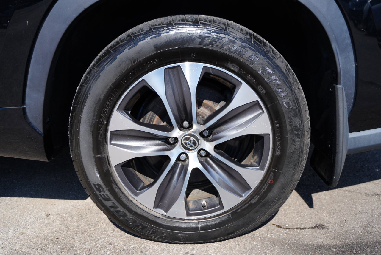 Used 2020 Toyota Highlander XLE image 11