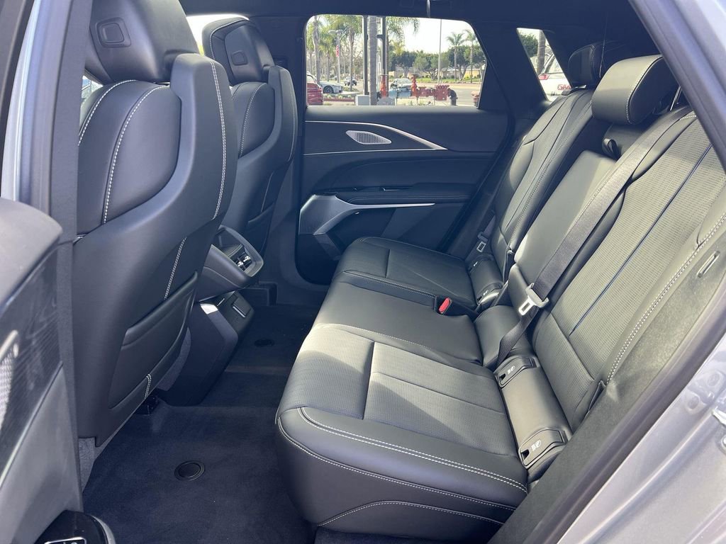 New 2025 Cadillac Lyriq Luxury image 29