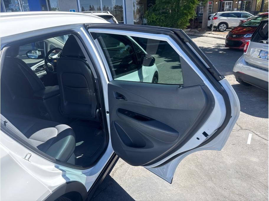 Used 2018 Chevrolet Bolt Premier w/ Infotainment Package FWD image 9