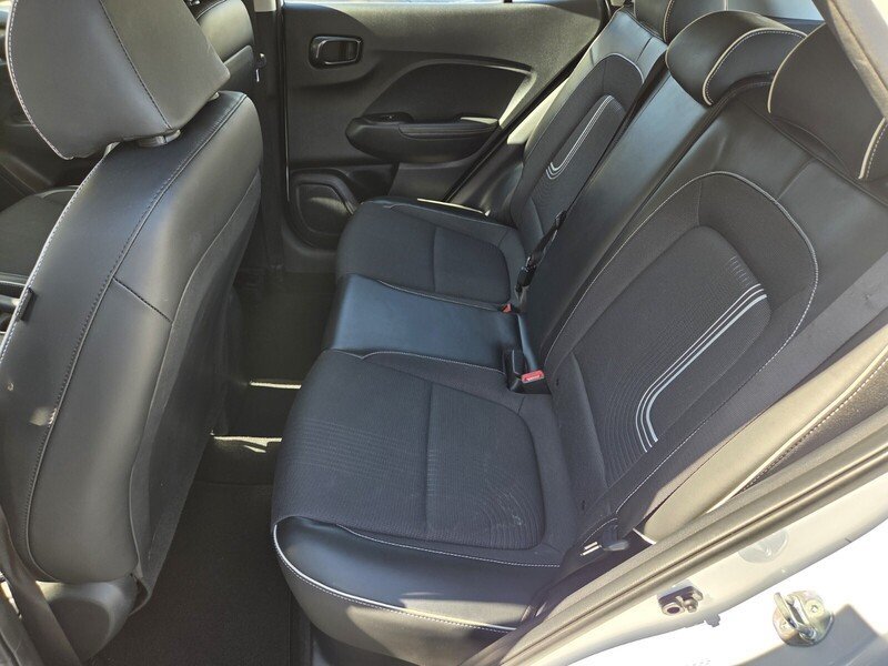 Used 2022 Hyundai Venue Limited FWD image 11