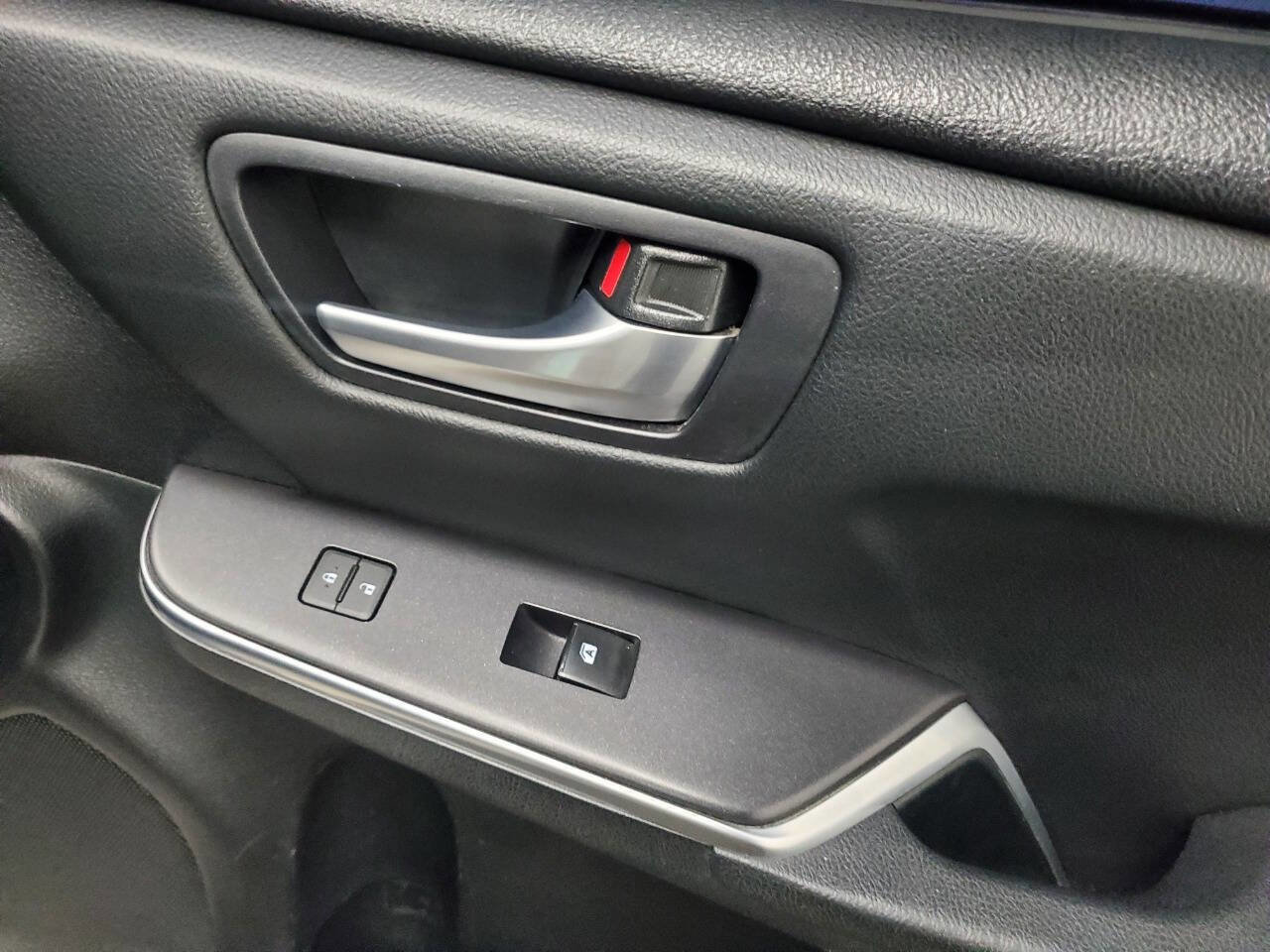 Used 2015 Toyota Camry SE FWD image 16