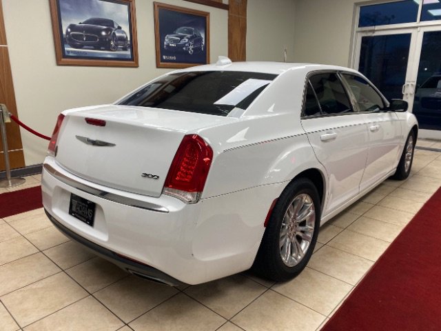 Used 2018 Chrysler 300 Touring L image 3