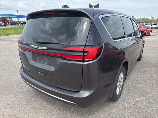 Used 2023 Chrysler Pacifica Touring-L FWD image 9