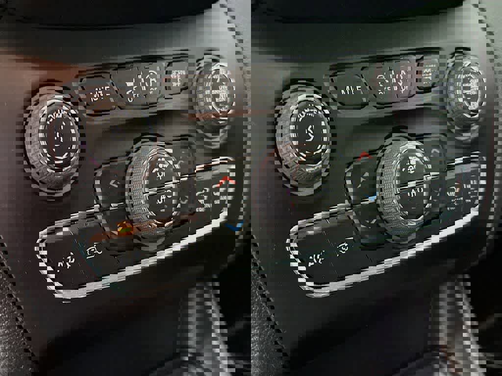 Used 2023 Jeep Cherokee Altitude Lux image 18