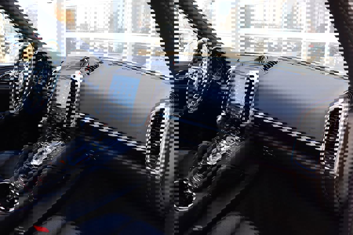 Used 2018 Porsche Cayenne Platinum Edition image 14