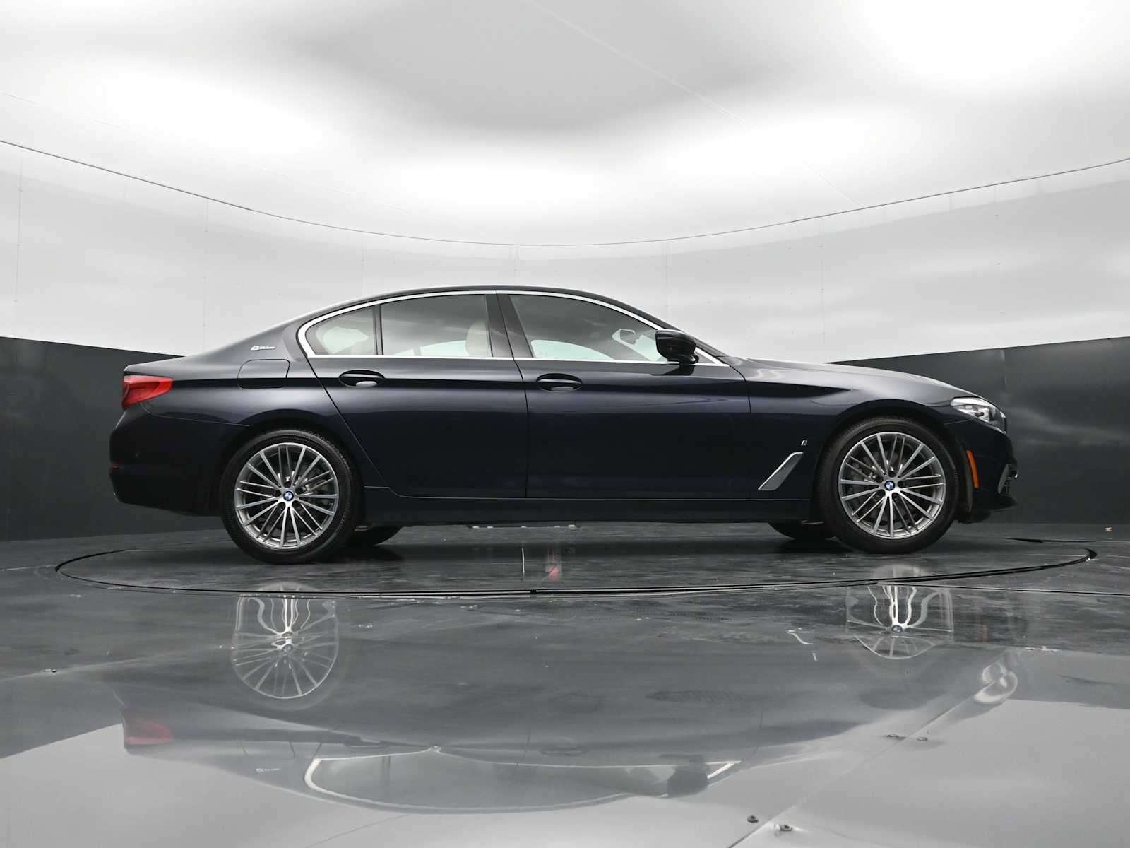 Used 2019 BMW 530e w/ Luxury Package RWD image 28