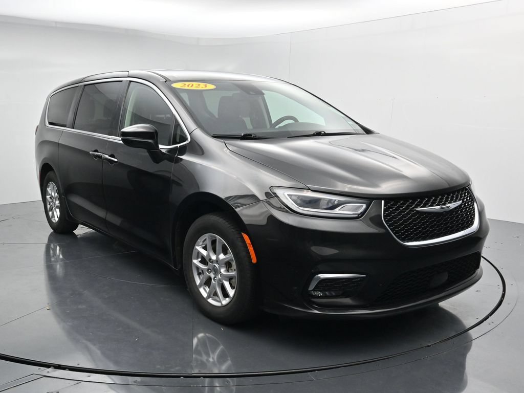 Used 2023 Chrysler Pacifica Touring-L FWD image 2