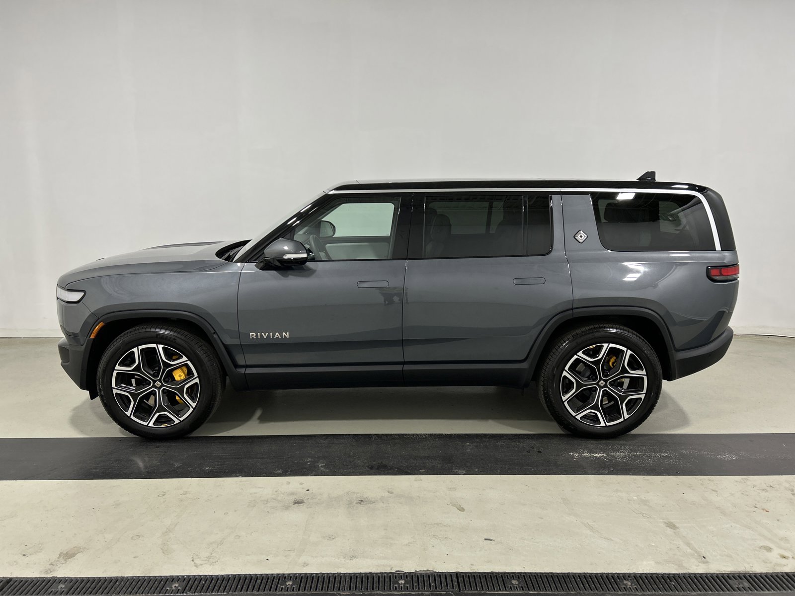 Used 2024 Rivian R1S Adventure AWD/4WD image 2