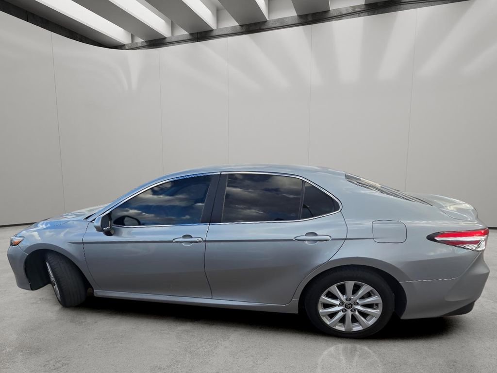 Used 2020 Toyota Camry LE image 3