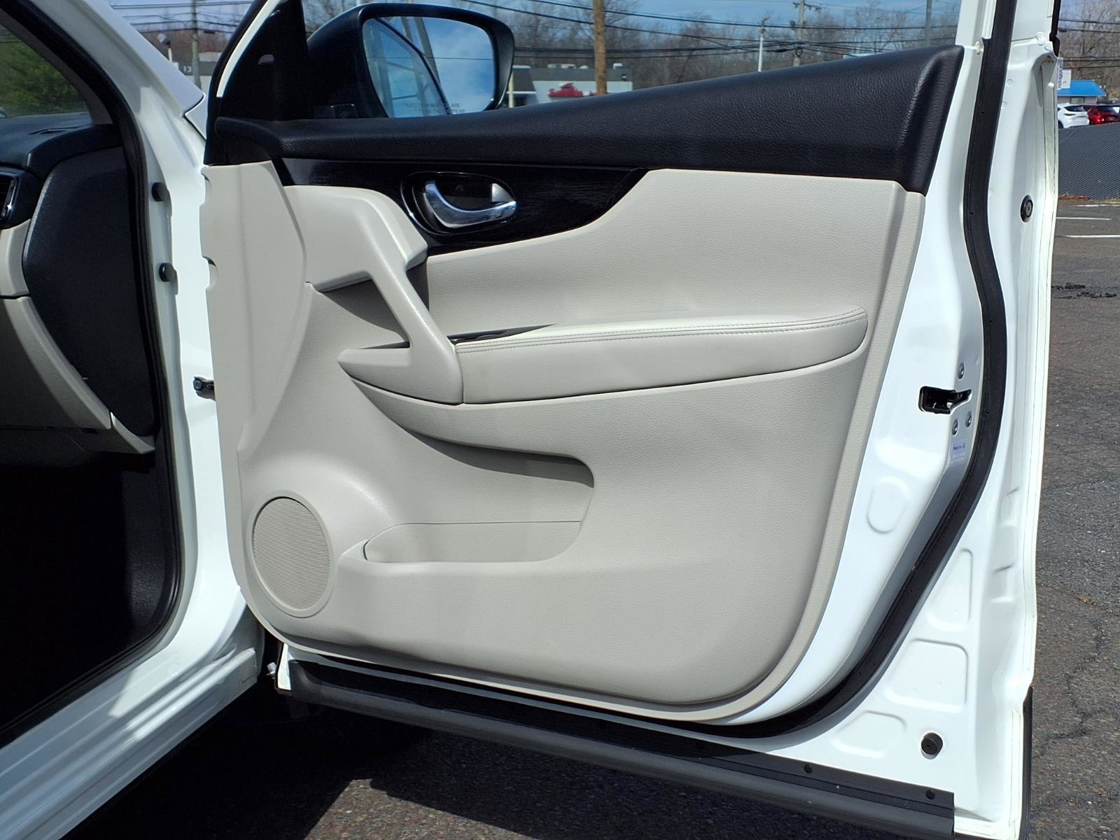Used 2022 Nissan Rogue Sport SV w/ Technology Package image 12