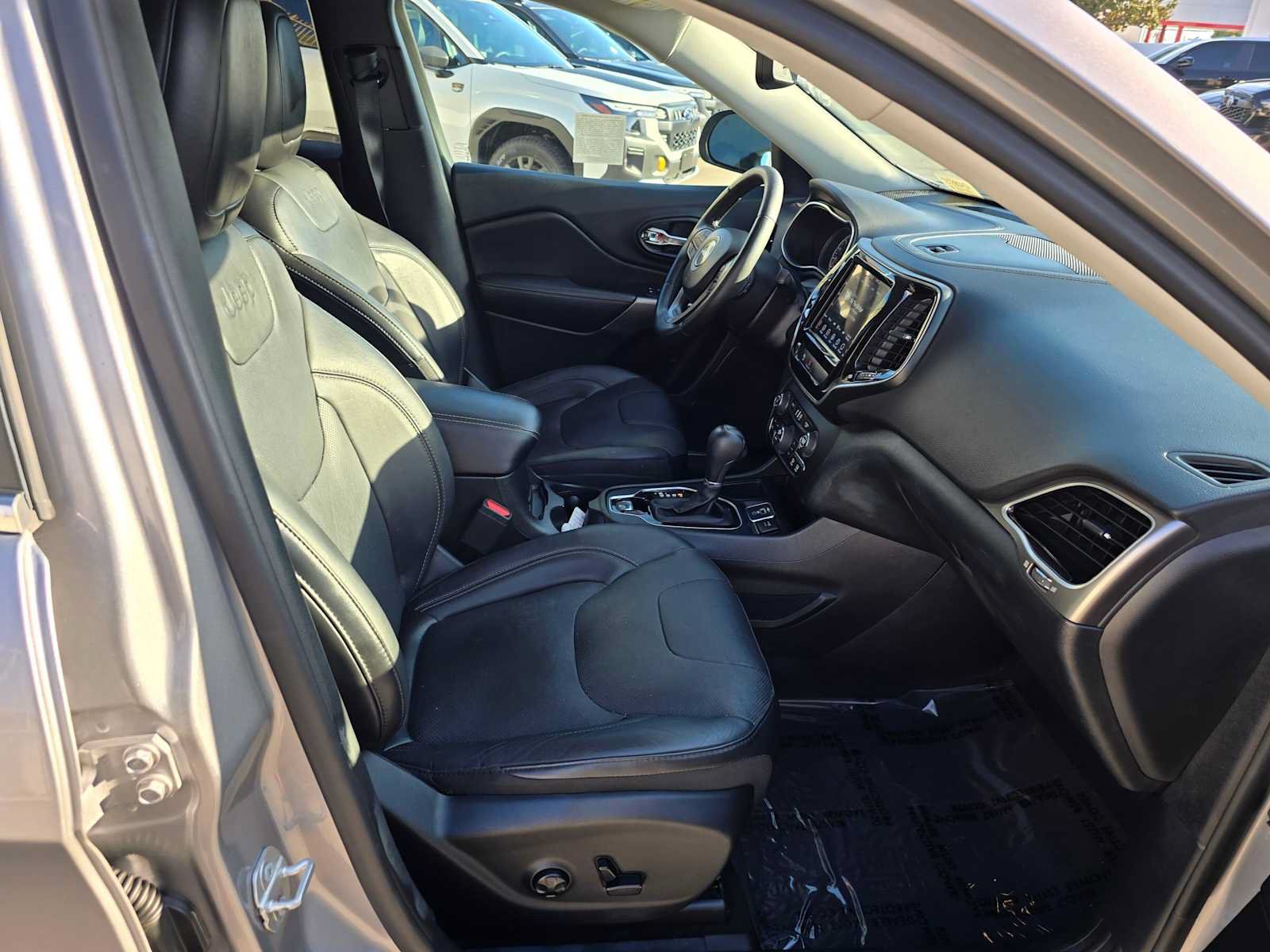 Used 2019 Jeep Cherokee Limited FWD image 11