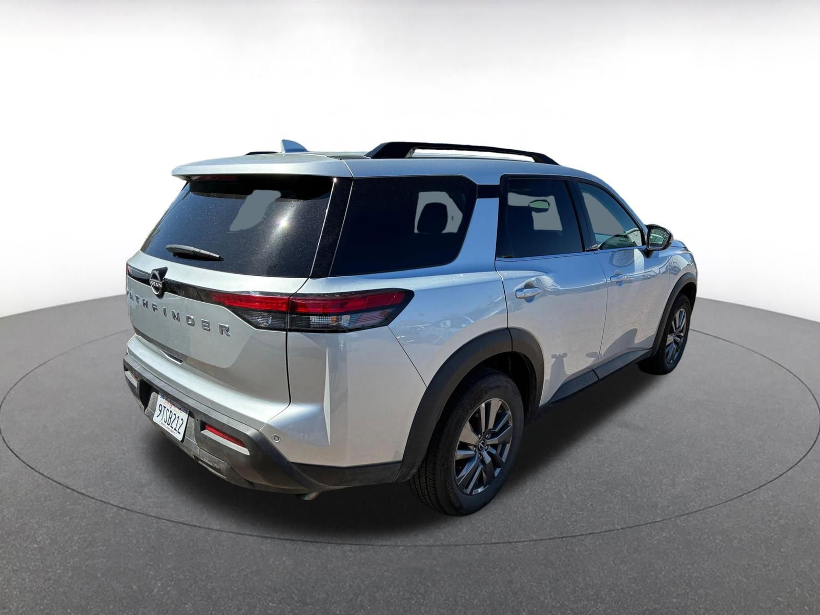 Used 2025 Nissan Pathfinder SV image 4