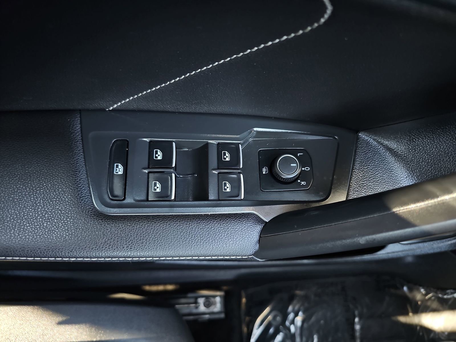 Used 2024 Volkswagen Tiguan SE w/ Panoramic Sunroof Package image 31