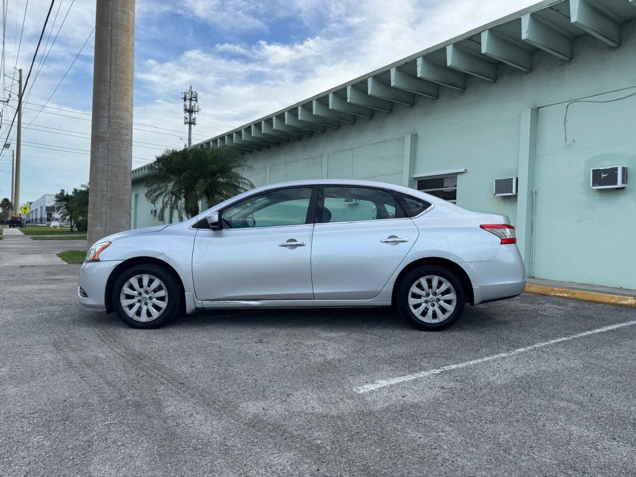Used 2014 Nissan Sentra SV w/ SV Driver Package FWD image 3