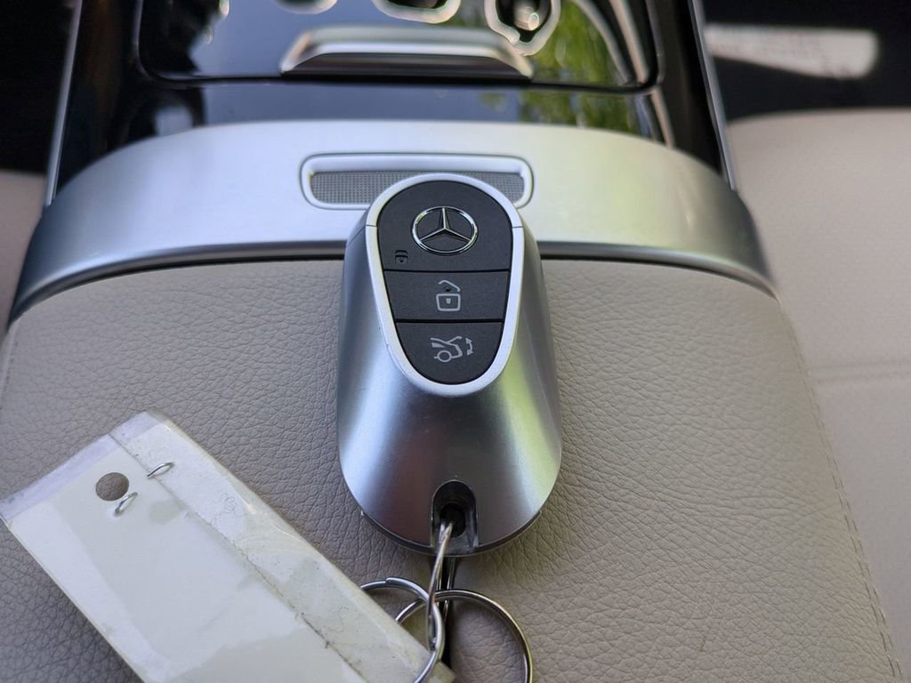 Used 2025 Mercedes-Benz C 300 Sedan image 28
