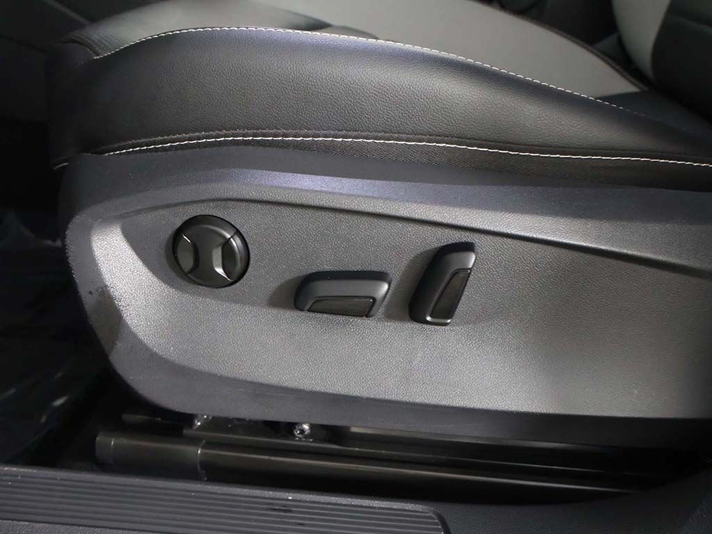Used 2023 Volkswagen Taos SEL AWD/4WD image 32