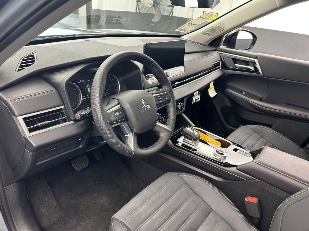 New 2025 Mitsubishi Outlander AWD image 10
