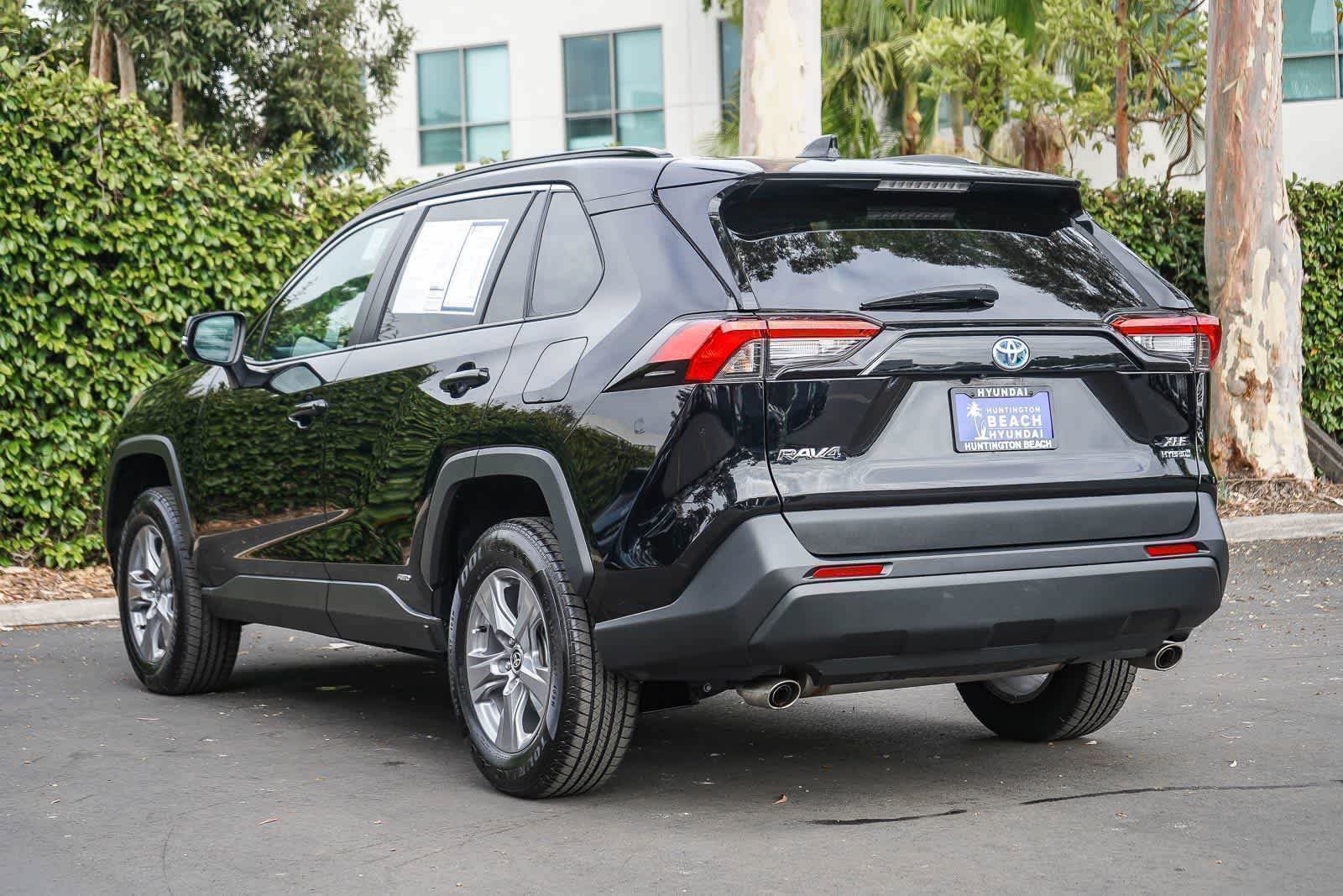 Used 2022 Toyota RAV4 XLE AWD/4WD image 4